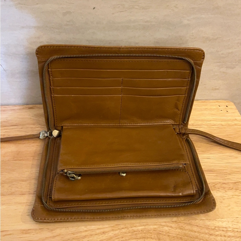 HOBO Evolve Wristlet in leather. - Picture 6 of 12